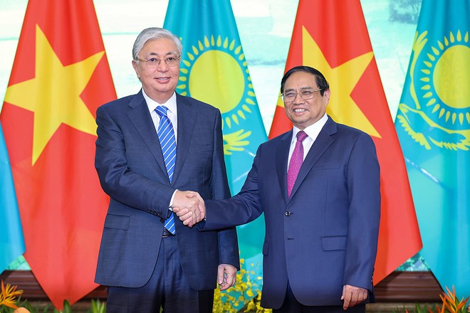 Thủ tướng Phạm Minh Chính tiếp Tổng thống Kazakhstan Kassym-Jomart Tokayev đang có chuyến thăm chính thức đến Việt Nam (Ảnh: VGP/Nhật Bắc) 