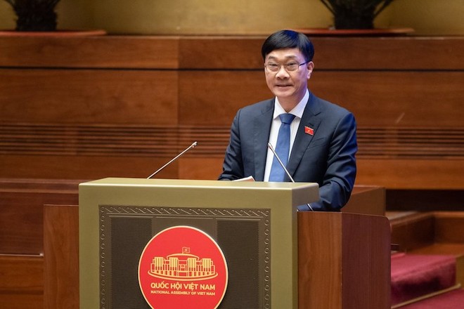 Chủ nhiệm Ủy ban Kinh tế Vũ Hồng Thanh báo cáo tại hội nghị.