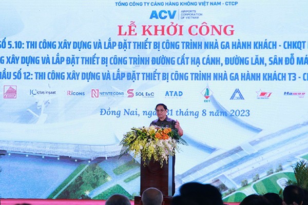 Thủ tướng Phạm Minh Chính nhấn mạnh như vậy tại buổi lễ khởi công hai gói thầu lớn nhất của Sân bay Long Thành và gói thầu gói thầu thi công xây dựng và lắp đặt thiết bị nhà ga hành khách Sân bay Tân Sơn Nhất, diễn ra chiều 31/8 tại 2 điểm cầu Đồng Nai và TP.HCM. 