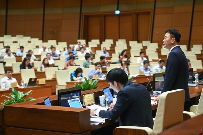Bộ trưởng Bộ Tư pháp trả lời chất vấn tại phiên họp tháng 8/2023 của Ủy ban Thường vụ Quốc hội. 