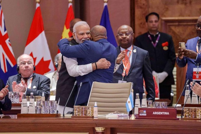 Thủ tướng Ấn Độ Narendra Modi (bên trái) và Chủ tịch Liên minh châu Phi Azali Assoumani tại phiên họp đầu tiên của Hội nghị thượng đỉnh G20 diễn ra ở New Delhi vào ngày 9/9/2023. Ảnh: AFP 