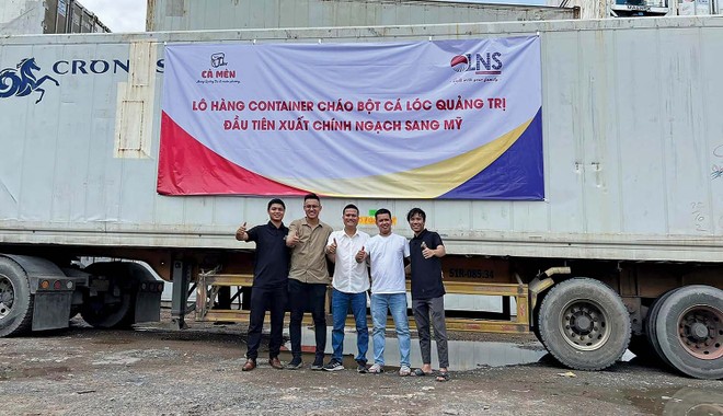 Lô hàng bánh canh cá lóc đầu tiên đã được Nguyễn Đức Nhật Thuận (đứng giữa) và các cộng sự xuất khẩu vào tháng 6/2023.