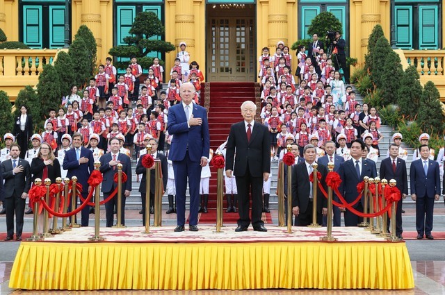 Lễ đón chính thức Tổng thống Hoa Kỳ Joe Biden được tổ chức trọng thể tại Phủ Chủ tịch theo nghi thức cao nhất dành cho nguyên thủ quốc gia. Tổng Bí thư Nguyễn Phú Trọng chủ trì Lễ đón. (Ảnh: VGP)