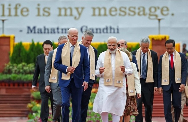 Thủ tướng Ấn Độ Narendra Modi (giữa), Tổng thống Mỹ Joe Biden và các nhà lãnh đạo thế giới khác thăm đài tưởng niệm anh hùng độc lập Ấn Độ Mahatma Gandhi, bên lề Hội nghị thượng đỉnh G20 ở New Delhi vào ngày 10/9. Ảnh: AFP