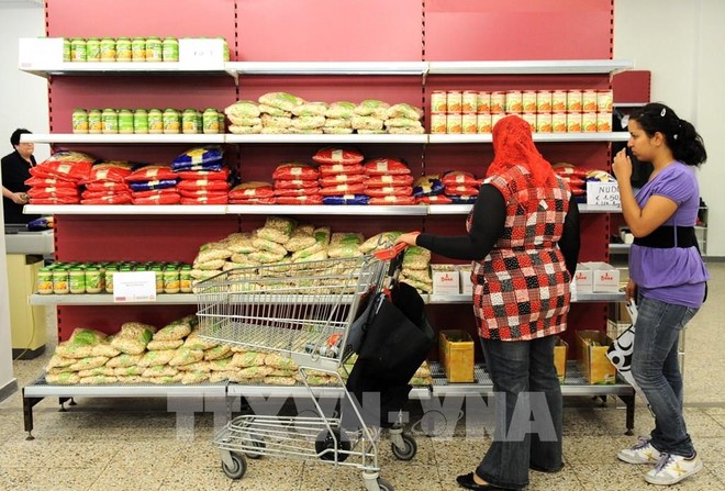 Người dân mua sắm tại một siêu thị ở Vienna, Áo. Ảnh: AFP/TTXVN