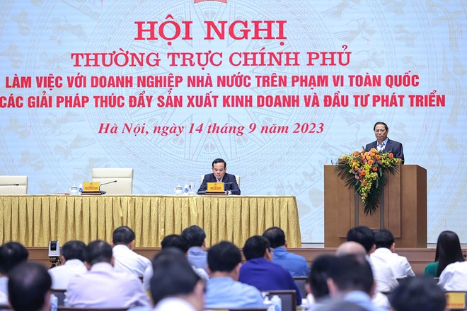 Thủ tướng Phạm Minh Chính chủ trì Hội nghị của Thường trực Chính phủ làm việc với doanh nghiệp Nhà nước về các giải pháp thúc đẩy sản xuất kinh doanh và đầu tư phát triển. (Ảnh: VGP/Nhật Bắc) 