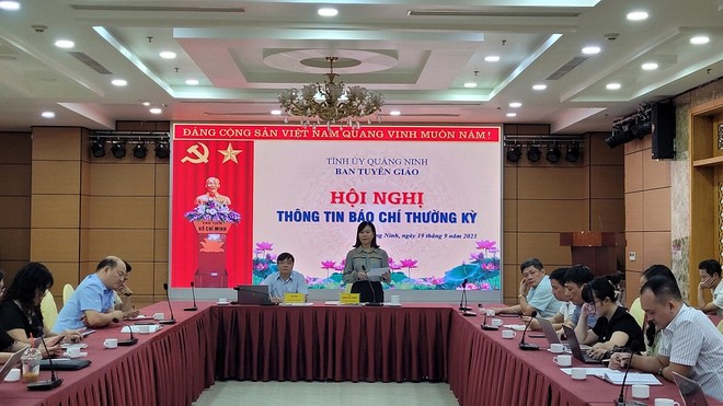 Bà Phạm Thuỳ Dương, Phó Trưởng Ban Tuyên giáo tỉnh Quảng Ninh cung cấp thông tin tại Hội nghị. Ảnh: Thu Lê