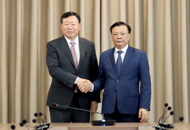 Bí thư Thành ủy Hà Nội Đinh Tiến Dũng và ông Shin Dong-bin, Chủ tịch Tập đoàn Lotte (Hàn Quốc). (Ảnh: Thanh Hải)
