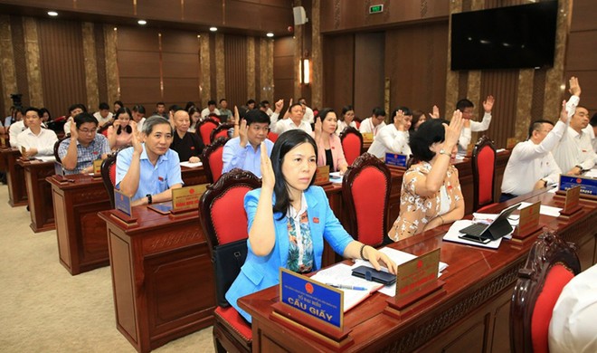 100% đại biểu có mặt tán thành thông qua Nghị quyết về hỗ trợ các đối tượng bị ảnh hưởng do vụ cháy, tại quận Thanh Xuân. 