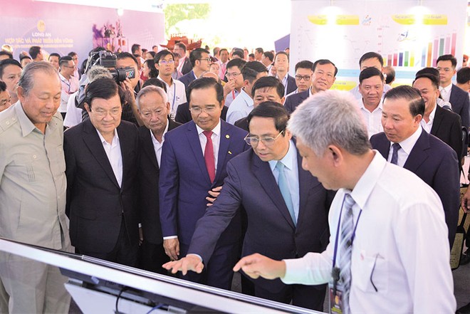 Thủ tướng Chính phủ Phạm Minh Chính, lãnh đạo tỉnh Long An và các đại biểu tham quan, trải nghiệm các sản phẩm số của tỉnh trong khuôn khổ Hội nghị công bố Quy hoạch và xúc tiến đầu tư Long An tổ chức vào tháng 7/2023
