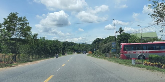 Quốc lộ 9 nối từ TP. Đông Hà lên cửa khẩu Lao Bảo hiện hữu. Ảnh: Ngọc Tân