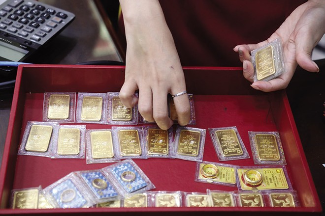 Thời gian qua, chênh lệch giữa giá vàng trong nước và giá vàng thế giới bị đẩy lên mức 14-15 triệu đồng/lượng tùy từng thời điểm. 
