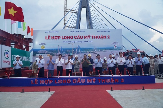 Thủ tướng Phạm Minh Chính và lãnh đạo các bộ ngành trung ương và địa phương thực hiện nghi thức hợp long cầu Mỹ Thuận 2