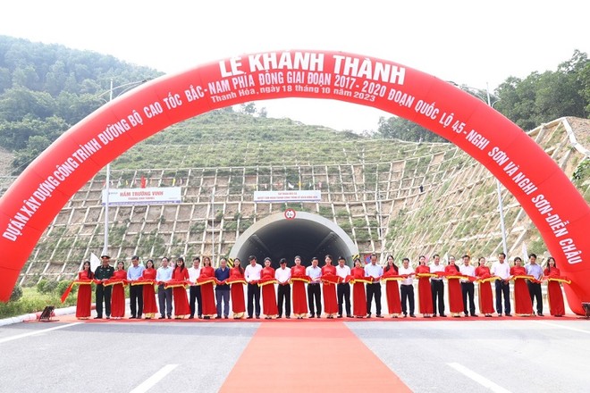 Phó thủ tướng Trần Hồng Hà và các đại biểu cắt băng khánh thành Dự án thành phần Quốc lộ 45 - Nghi Sơn và Nghi Sơn - Diễn Châu.