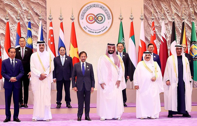 Thủ tướng, Hoàng Thái tử Saudi Arabia Mohammed bin Salman đón Thủ tướng Phạm Minh Chính và các trưởng đoàn dự Hội nghị. (Ảnh: VGP) 