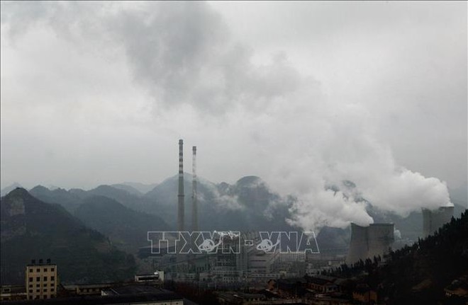 Khí thải phát ra từ một nhà máy điện than ở Quý Châu, Trung Quốc. Ảnh minh họa: AFP/TTXVN 