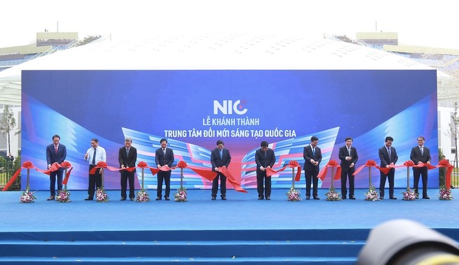 Thủ tướng Chính phủ Phạm Minh Chính cùng các vị lãnh đạo trung ương, đại diện các doanh nghiệp tài trợ cắt băng khánh thành Trung tâm Đổi mới sáng tạo Quốc gia - cơ sở Hòa Lạc (Ảnh: Chí Cường)