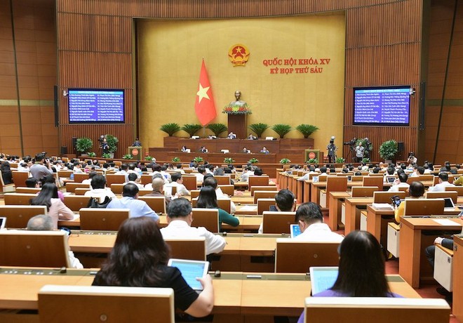 Quốc hội nghe báo cáo trước khi thảo luận, 140 vị đại biểu đã đăng ký phát biểu ngay từ đầu giờ. 