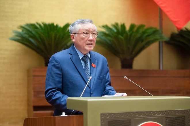 Chánh án Tòa án nhân dân Tối cao Nguyễn Hòa Bình trình bày báo cáo.