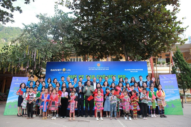 Tiếp nối hành trình nhân ái, “quỹ xe đạp chở ước mơ” của Bảo Việt Nhân thọ trao tặng hơn 700 phần quà cho trẻ em tỉnh lai châu