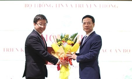 Ông Bùi Hoàng Phương (bên trái) được bổ nhiệm giữ chức Thứ trưởng Bộ Thông tin và Truyền thông. Ảnh: baochinhphu.vn