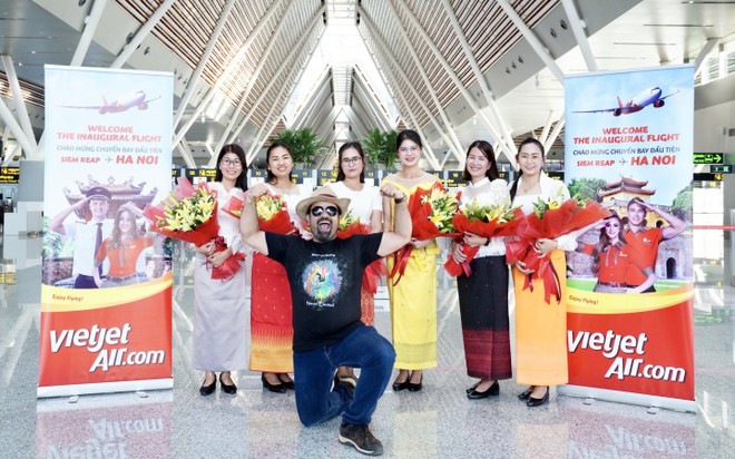 Những hành khách đầu tiên trên chuyến bay khai trương Siem Reap - Hà Nội 