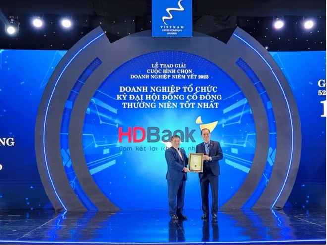 Ông Trần Xuân Huy, Phó tổng giám đốc HDBank nhận cú đúp giải thưởng Doanh nghiệp niêm yết vốn hóa lớn có Báo cáo thường niên tốt nhất - Nhóm ngành Tài chính và Doanh nghiệp Tổ chức kỳ ĐHĐCĐ thường niên tốt nhất