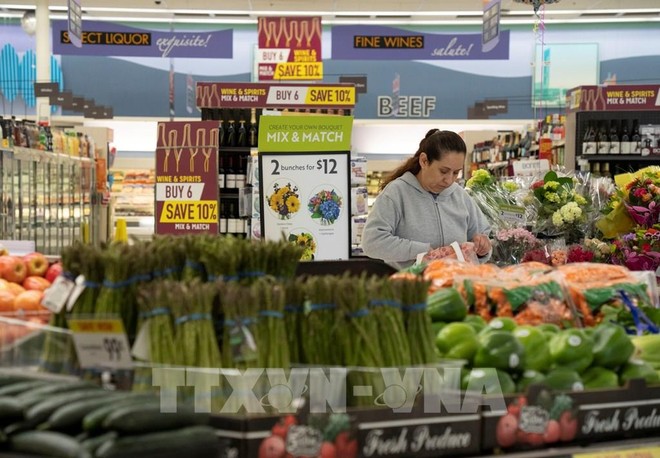 Người dân mua sắm tại một siêu thị ở San Mateo, California, Mỹ. Ảnh: THX/TTXVN