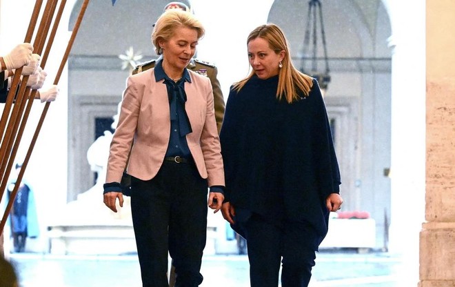 Thủ tướng Italy Giorgia Meloni (phải) và Chủ tịch Ủy ban châu Âu (EC) Ursula von der Leyen. (Ảnh: AFP/TTXVN)