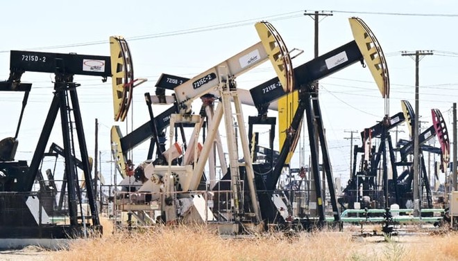 Các máy bơm dầu dọc theo Quốc lộ 33 được gọi là Xa lộ Dầu khí phía bắc McKittrick ở quận Kern, bang California, Mỹ. Ảnh: AFP