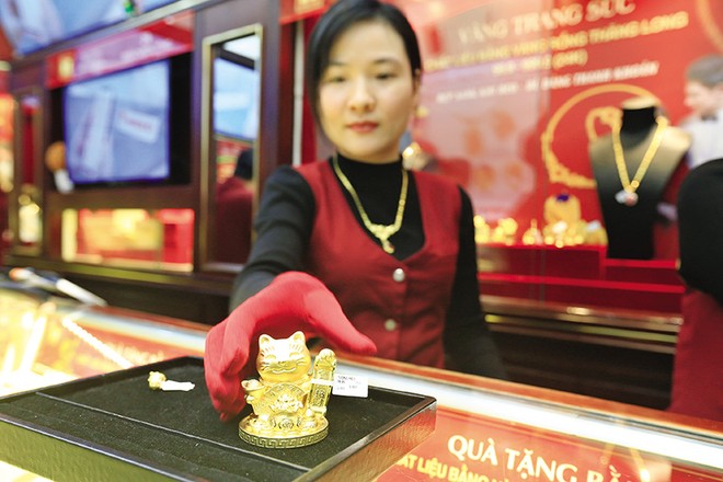 Từ chỗ là “hầm trú ẩn”, vàng đã trở thành kênh đầu tư hấp dẫn trong năm 2023. Trong ảnh: Chào bán sản phẩm vàng chế tác tại một cửa hàng vàng ở Hà Nội. Ảnh: Đức Thanh