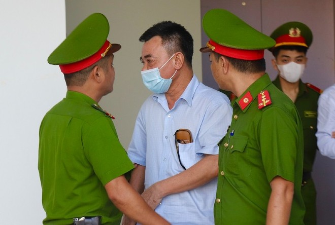 Hội đồng xét xử phúc thẩm quyết định tuyên giảm từ 5 năm xuống còn 4 năm tù với cựu Phó giám đốc Công an Hà Nội Nguyễn Anh Tuấn.