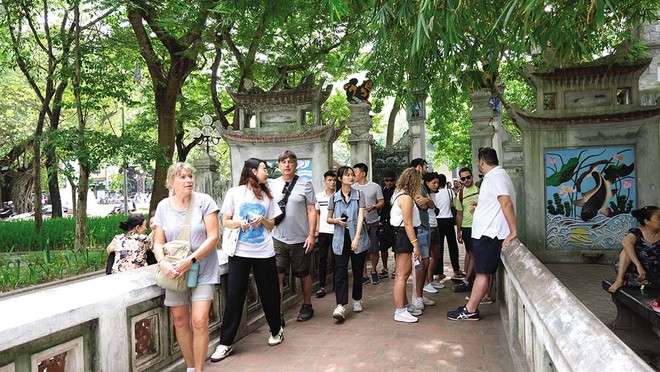 Năm 2023, Việt Nam đón 12,5 triệu lượt khách du lịch quốc tế. Trong ảnh: Khách quốc tế thăm Đền Ngọc Sơn (Hà Nội) Ảnh: Hồ Hạ