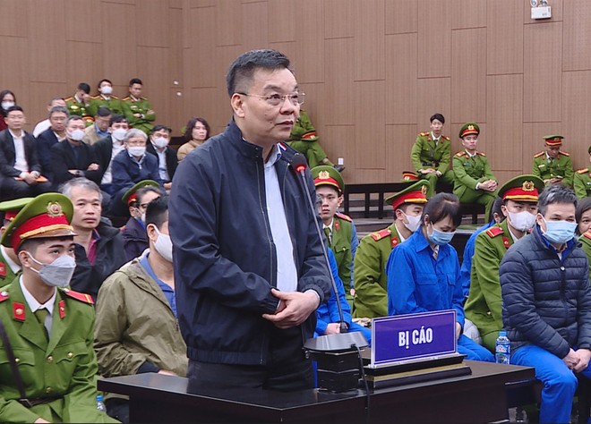 Cựu Bộ trưởng Bộ Khoa học và Công nghệ Chu Ngọc Anh khai báo trước tòa.