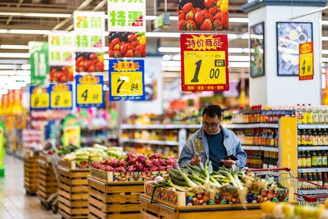 Người tiêu dùng mua hàng hóa trong siêu thị ở tỉnh Quý Châu (Trung Quốc) ngày 11/4/2023. (Ảnh: THX/TTXVN)