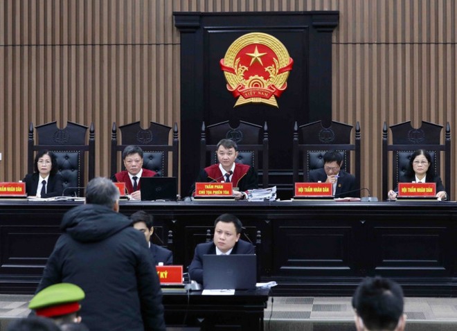 Hội đồng xét xử sơ thẩm vụ án xảy ra tại Công ty Việt Á, Bộ Y tế và các đơn vị liên quan.