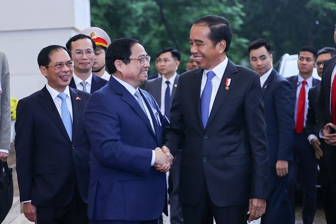 Thủ tướng Chính phủ Phạm Minh Chính đón Tổng thống Indonesia Joko Widodo. (Ảnh: VGP/Nhật Bắc)