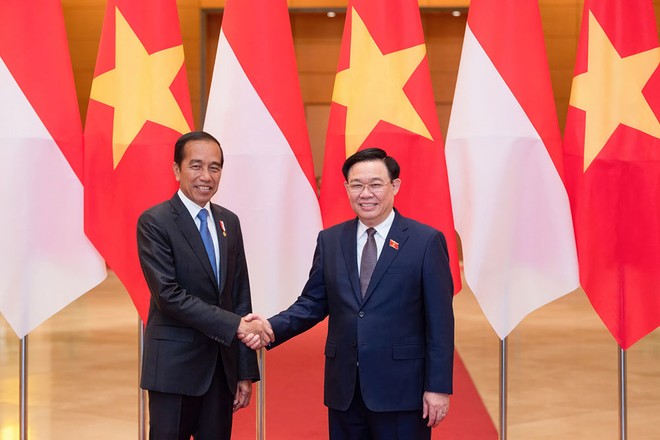 Chủ tịch Quốc hội Vương Đình Huệ đón và hội kiến Tổng thống Indonesia Joko Widodo. (Ảnh: Quochoi.vn)