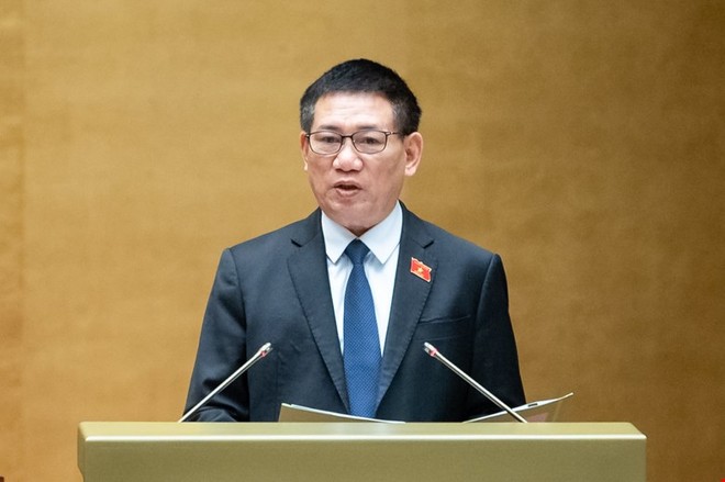 Bộ trưởng Bộ Tài chính Hồ Đức Phớc trình bày tờ trình của Chính phủ.