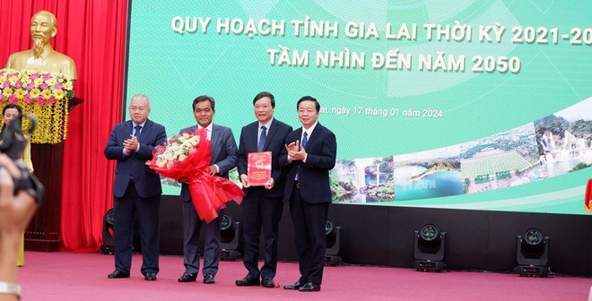 Phó Thủ tướng Chính phủ Trần Hồng Hà trao Quyết định của Thủ tướng Chính phủ phê duyệt Quy hoạch Tỉnh cho lãnh đạo tỉnh Gia Lai.