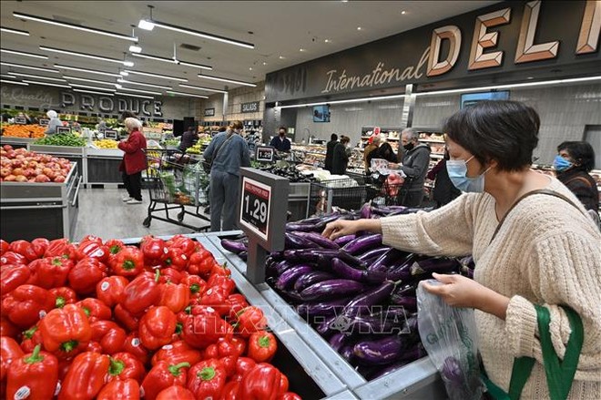 Người dân mua thực phẩm trong siêu thị tại Glendale, California, Mỹ. Ảnh tư liệu: AFP/TTXVN