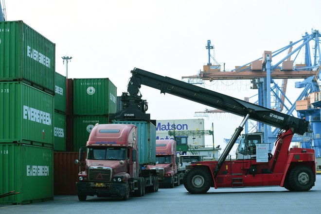 Hoạt động xuất nhập khẩu tăng trưởng trưởng trở lại tác động tích cực lên các doanh nghiệp cảng biển