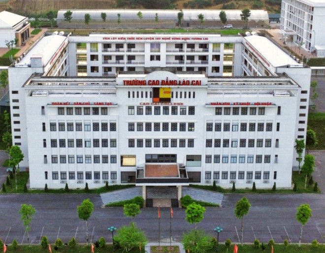 Cựu Giám đốc Trung tâm Đào tạo và sát hạch lái xe bị khởi tố do liên quan tới vụ án xảy ra tại Trường Cao đẳng Lào Cai.