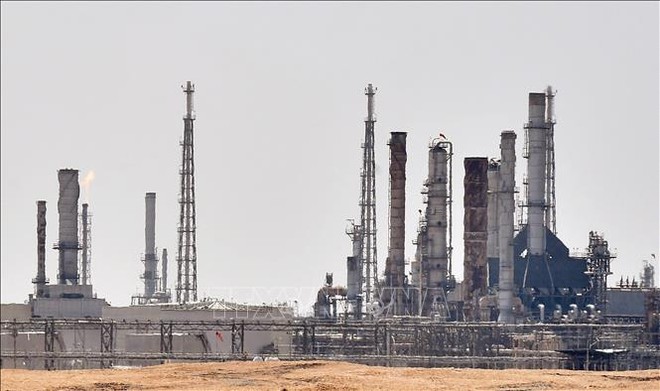 Một cơ sở khai thác dầu tại khu vực al-Khurj, phía nam thủ đô Riyadh của Saudi Arabia. Ảnh: AFP/TTXVN