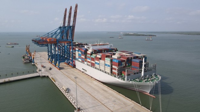 Siêu tàu container OOCL Spain với sức chở 24.188 TEU tại cảng quốc tế Gemalink thuộc cụm cảng Cái Mép-Thị Vải hôm 30/3/2023.