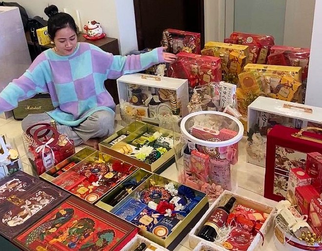 Chị Phan Linh Chi (Thanh Xuân, Hà Nội) tự tay đóng hàng nghìn giỏ quà Tết để phân phối cho các đơn vị bán lẻ.