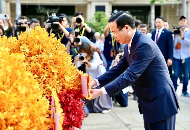 Chủ tịch nước Võ Văn Thưởng cùng phu nhân đã thành kính dâng hoa lên Chủ tịch Hồ Chí Minh vĩ đại tại Công viên Tượng đài Chủ tịch Hồ Chí Minh (đường Nguyễn Huệ, quận 1).