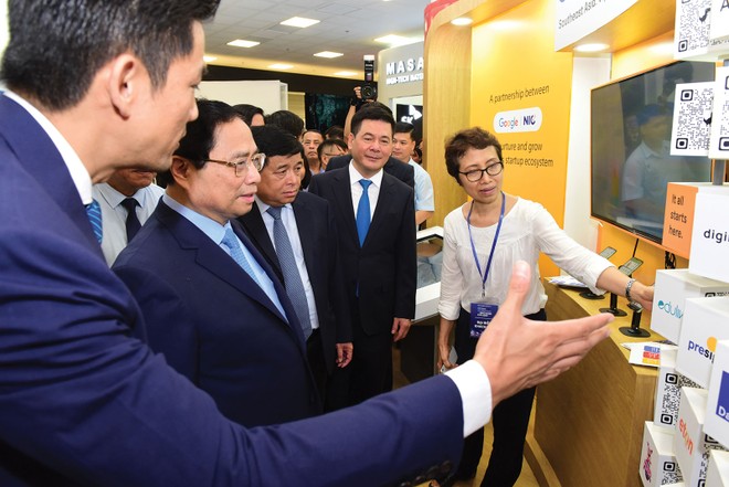 Thủ tướng Chính phủ Phạm Minh Chính và các quan khách thăm quan các gian hàng chip bán dẫn tại Triển lãm quốc tế Đổi mới sáng tạo Việt Nam năm 2023