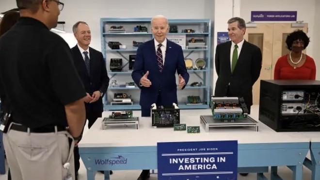 Tổng thống Mỹ Joe Biden đến thăm hãng sản xuất chất bán dẫn Wolfspeed ở bang North Carolina vào ngày 28/3/2023. Ảnh: AFP