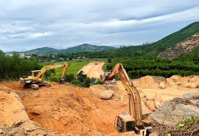 Thi công nền đường Dự án cải tạo, nâng cấp Quốc lộ 14E đoạn Km15+270 - Km89+700, tỉnh Quảng Nam. (Ảnh: Công Tú - báo Quảng Nam)
